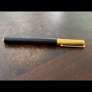 S T Dupont Fountain Pen - Black -18 k Gold